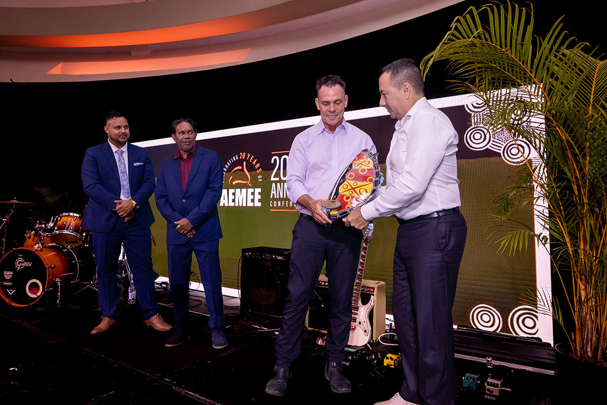 Steve Noy receiving the 2025 Sector Champion of the Year Male award at the AEMEE 2025 Annual Conference.